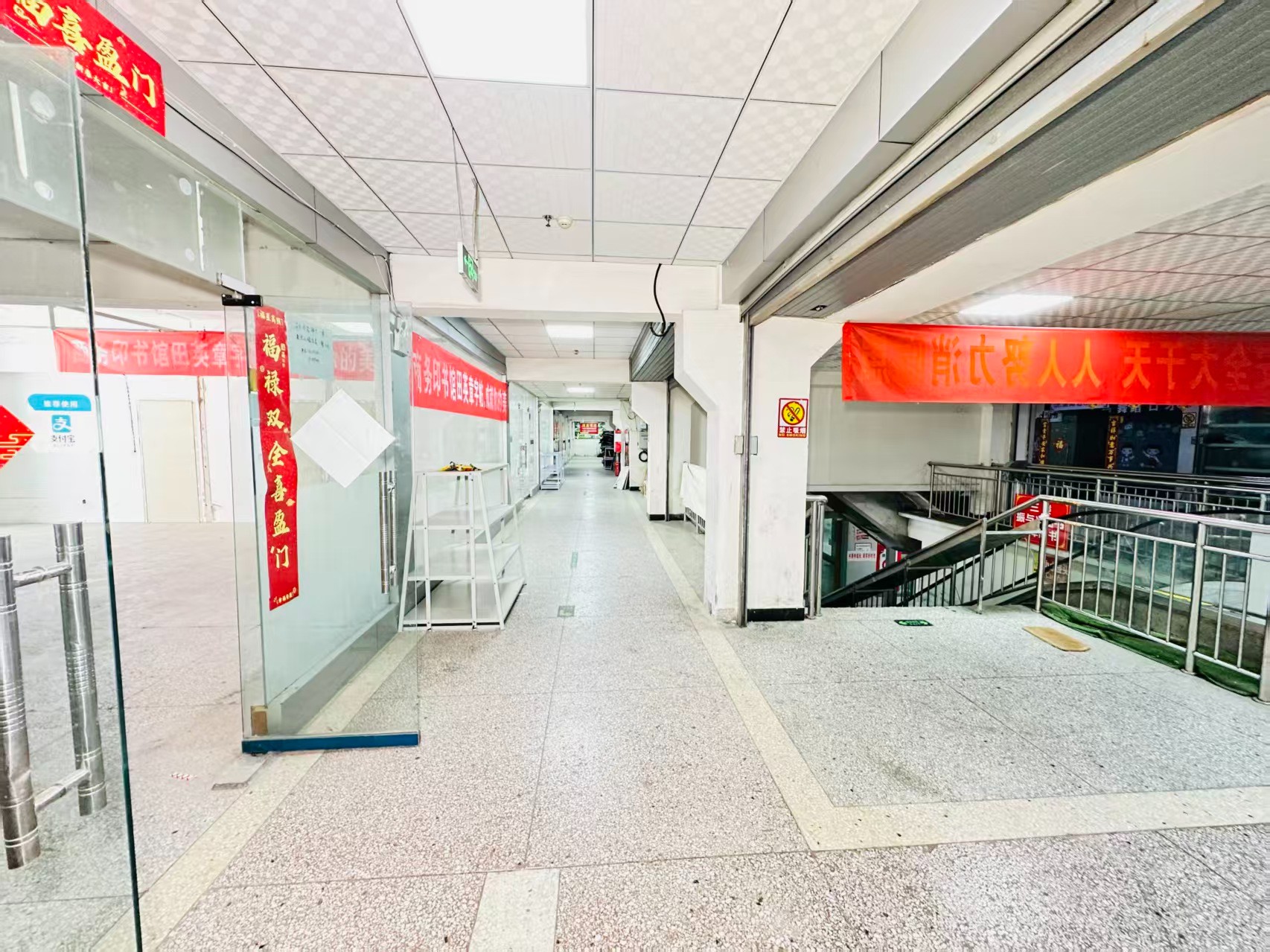 金谷园中街引入人工智能技术应用场景，推动AI与商业、零售、电商、企业服务等领域融合发展。