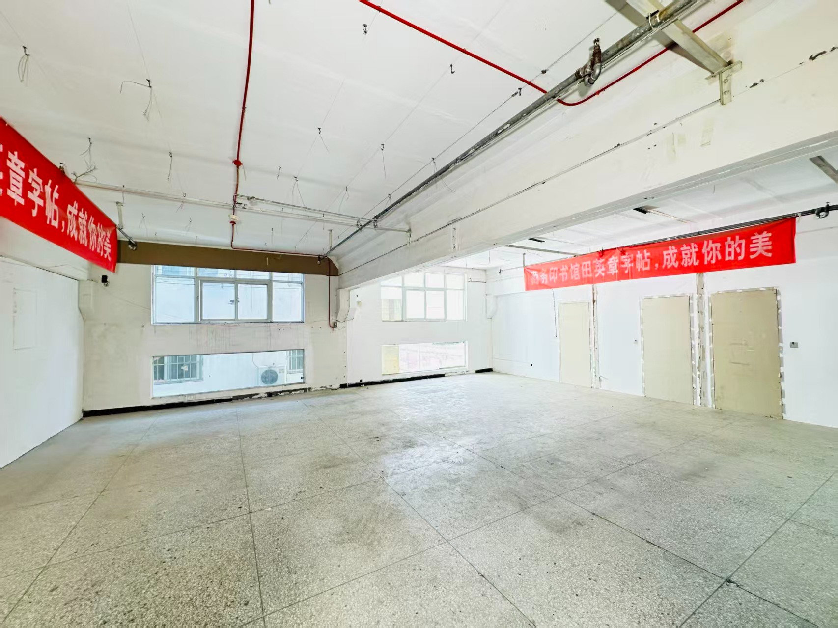 金谷园中街重点吸引人工智能应用、数字经济、电商直播、智能制造服务、软件开发、科技创新企业及创业团队入驻